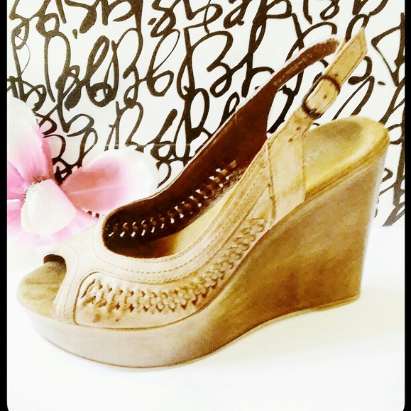 Cathy Jean Shoes - Cathy Jean open toe tan platforms 6